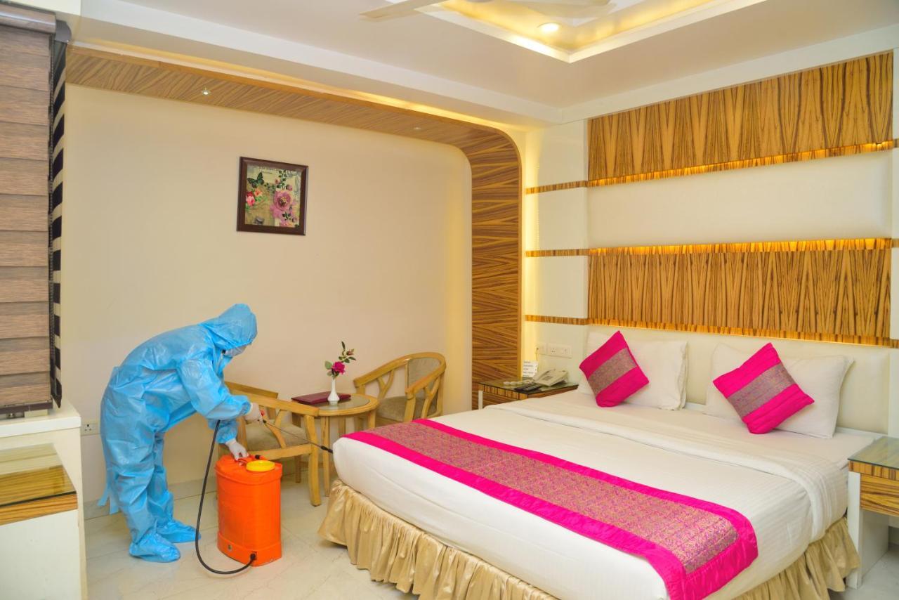 Отель Aman Continental - 2Mins From Railway Station And 5 Mins From Metro Нью-Дели Экстерьер фото