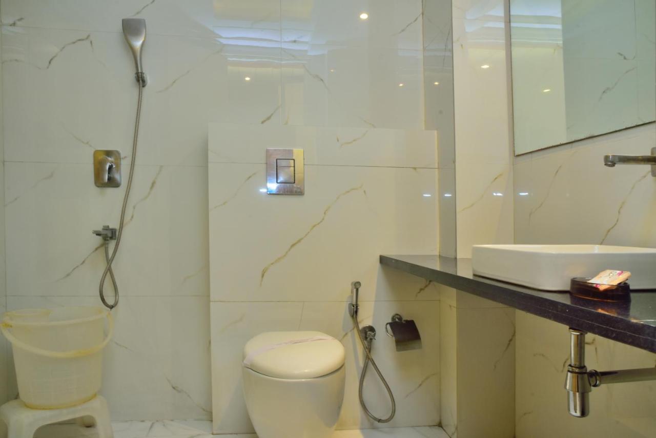 Отель Aman Continental - 2Mins From Railway Station And 5 Mins From Metro Нью-Дели Экстерьер фото