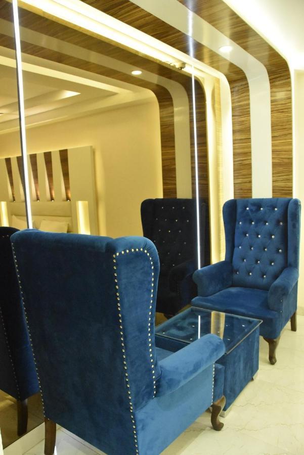 Отель Aman Continental - 2Mins From Railway Station And 5 Mins From Metro Нью-Дели Экстерьер фото