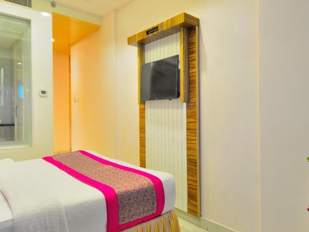 Отель Aman Continental - 2Mins From Railway Station And 5 Mins From Metro Нью-Дели Экстерьер фото