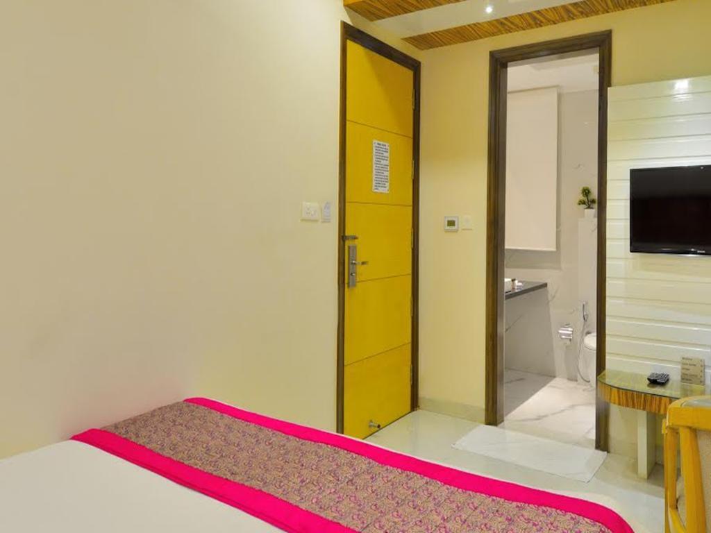 Отель Aman Continental - 2Mins From Railway Station And 5 Mins From Metro Нью-Дели Экстерьер фото