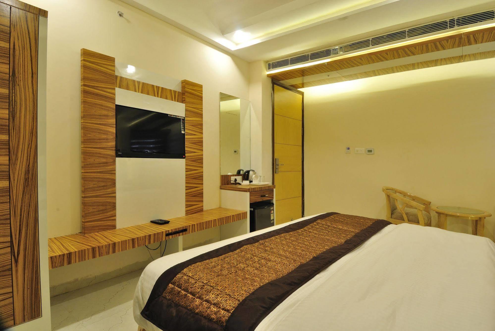 Отель Aman Continental - 2Mins From Railway Station And 5 Mins From Metro Нью-Дели Экстерьер фото
