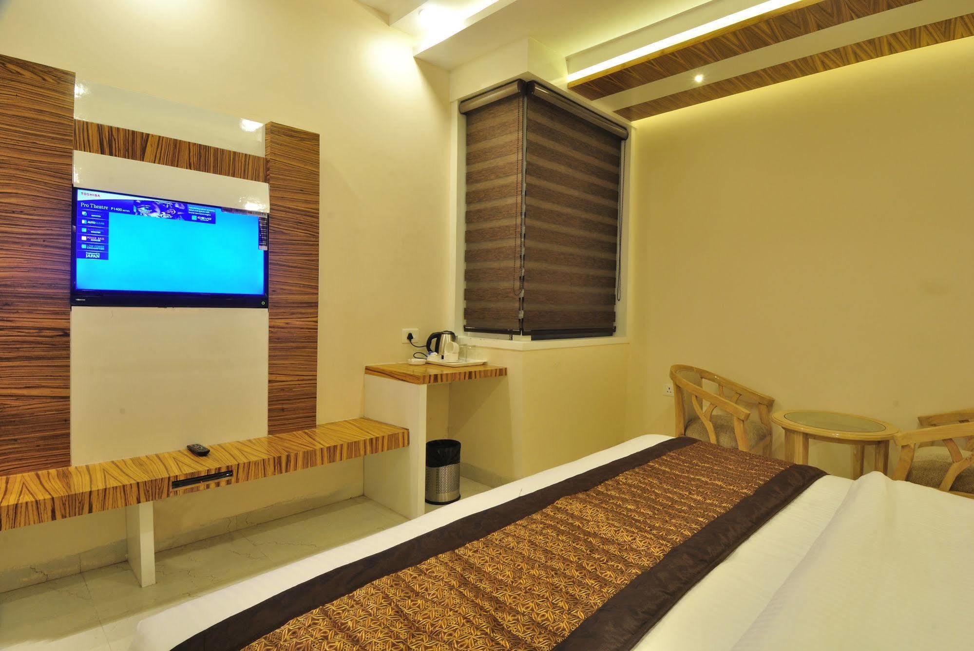 Отель Aman Continental - 2Mins From Railway Station And 5 Mins From Metro Нью-Дели Экстерьер фото