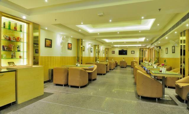 Отель Aman Continental - 2Mins From Railway Station And 5 Mins From Metro Нью-Дели Экстерьер фото