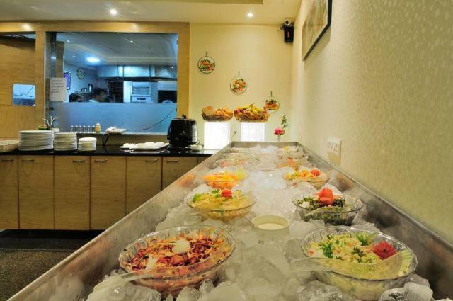 Отель Aman Continental - 2Mins From Railway Station And 5 Mins From Metro Нью-Дели Экстерьер фото