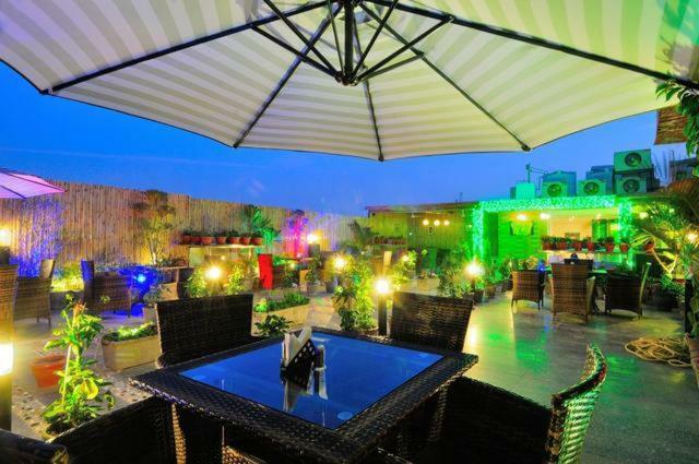 Отель Aman Continental - 2Mins From Railway Station And 5 Mins From Metro Нью-Дели Экстерьер фото